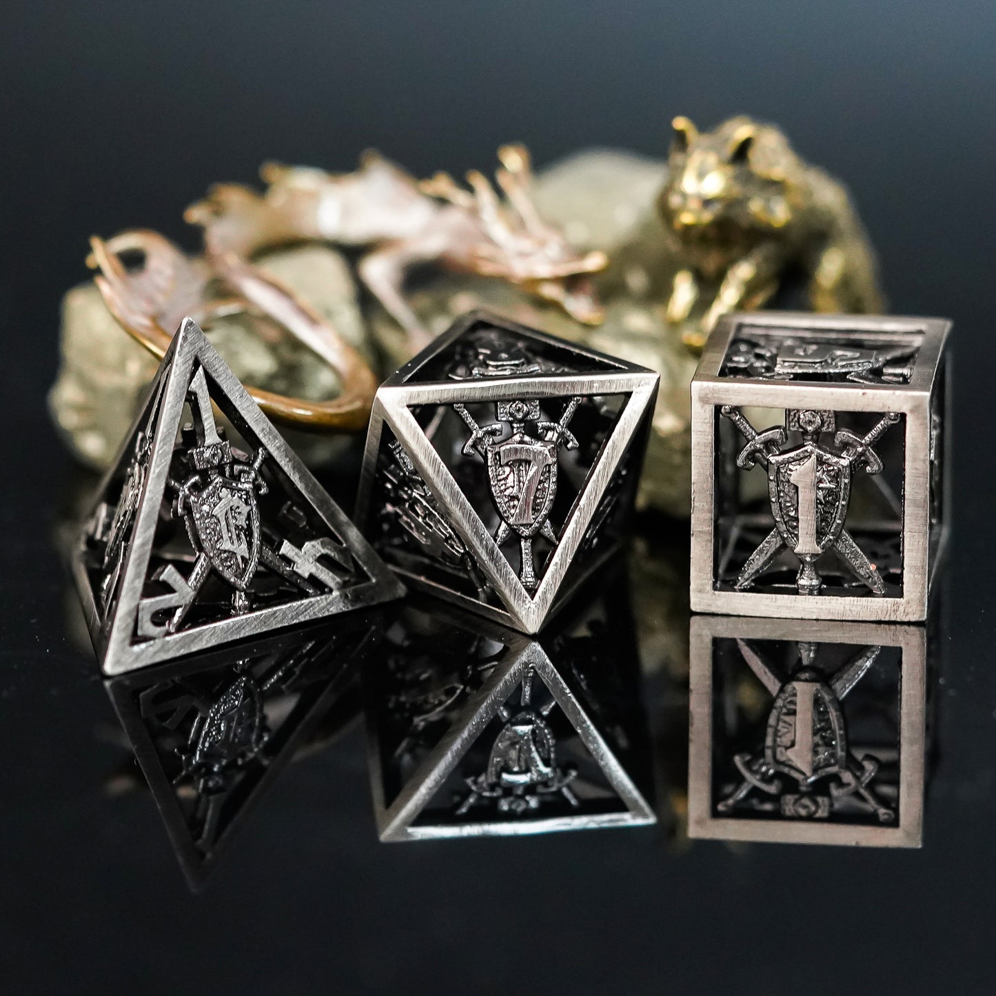 Genvi Metal Dice Retro Hollow Shield (Human Invincible)
