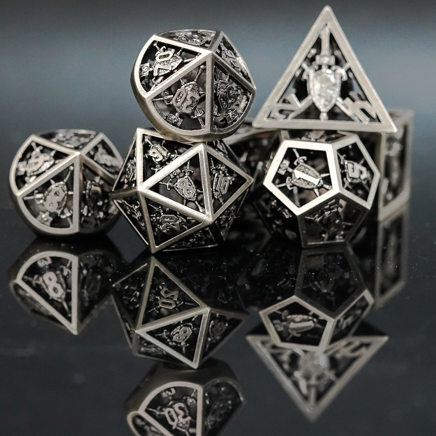 Genvi Metal Dice Retro Hollow Shield (Human Invincible)