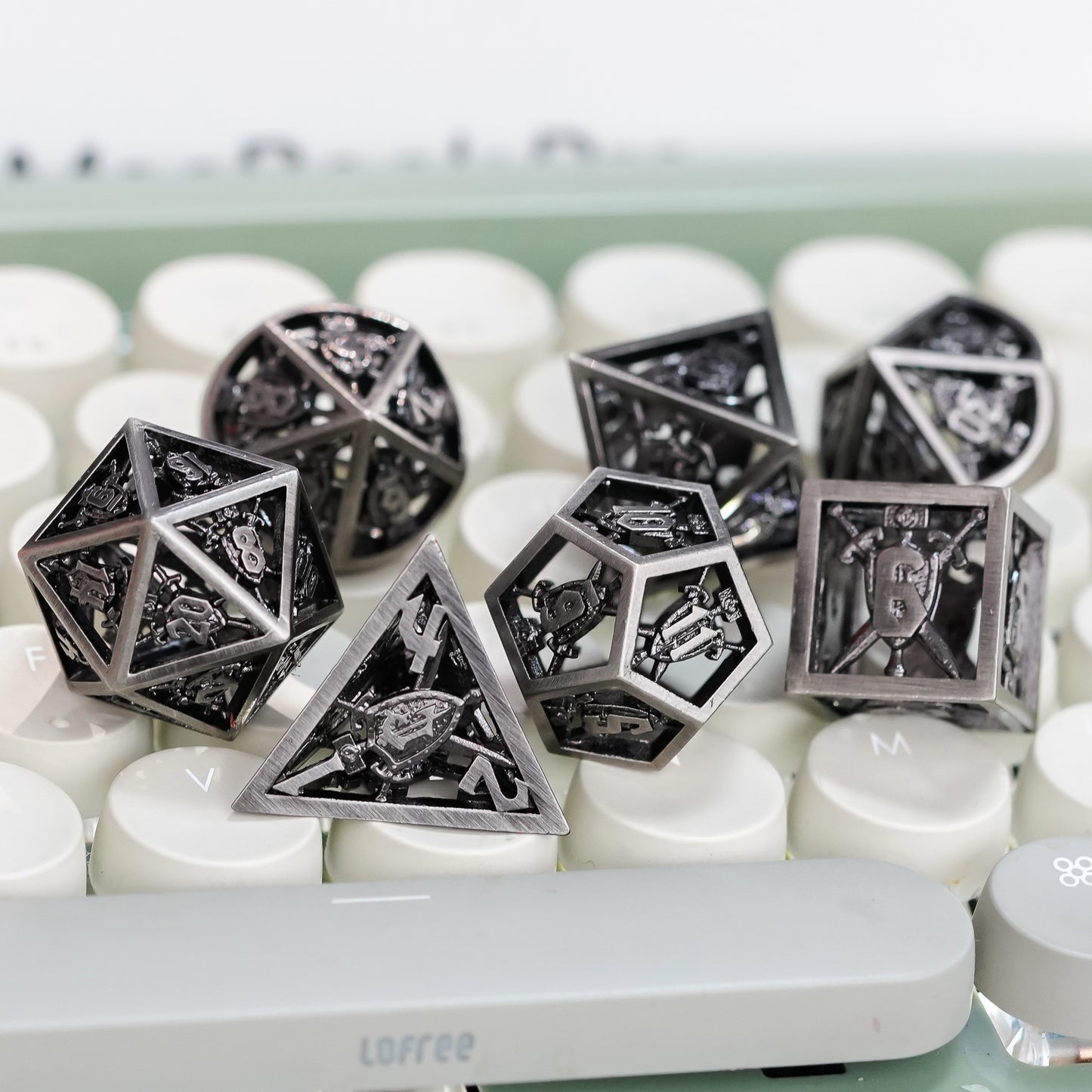 Genvi Metal Dice Retro Hollow Shield (Human Invincible)