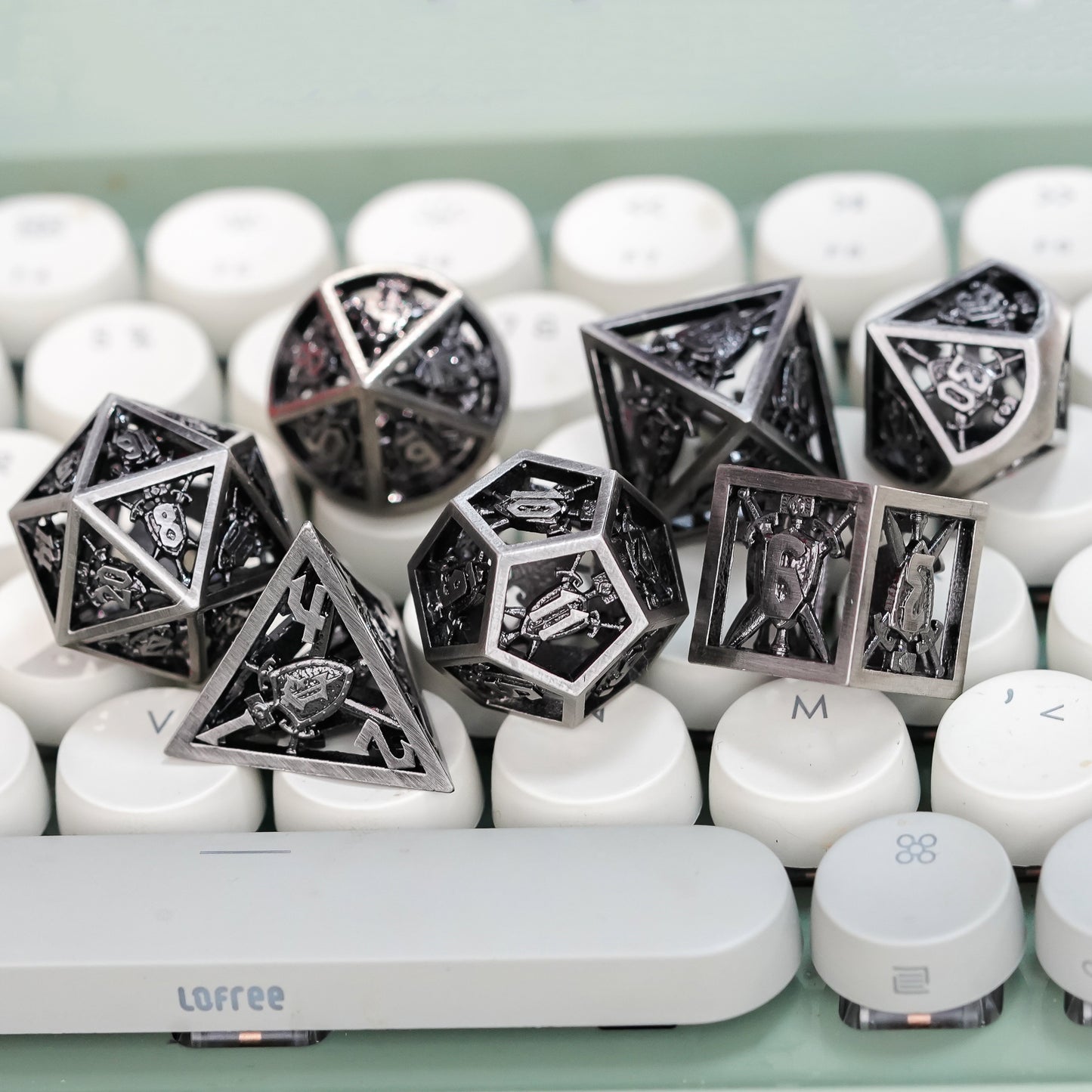 Genvi Metal Dice Retro Hollow Shield (Human Invincible)