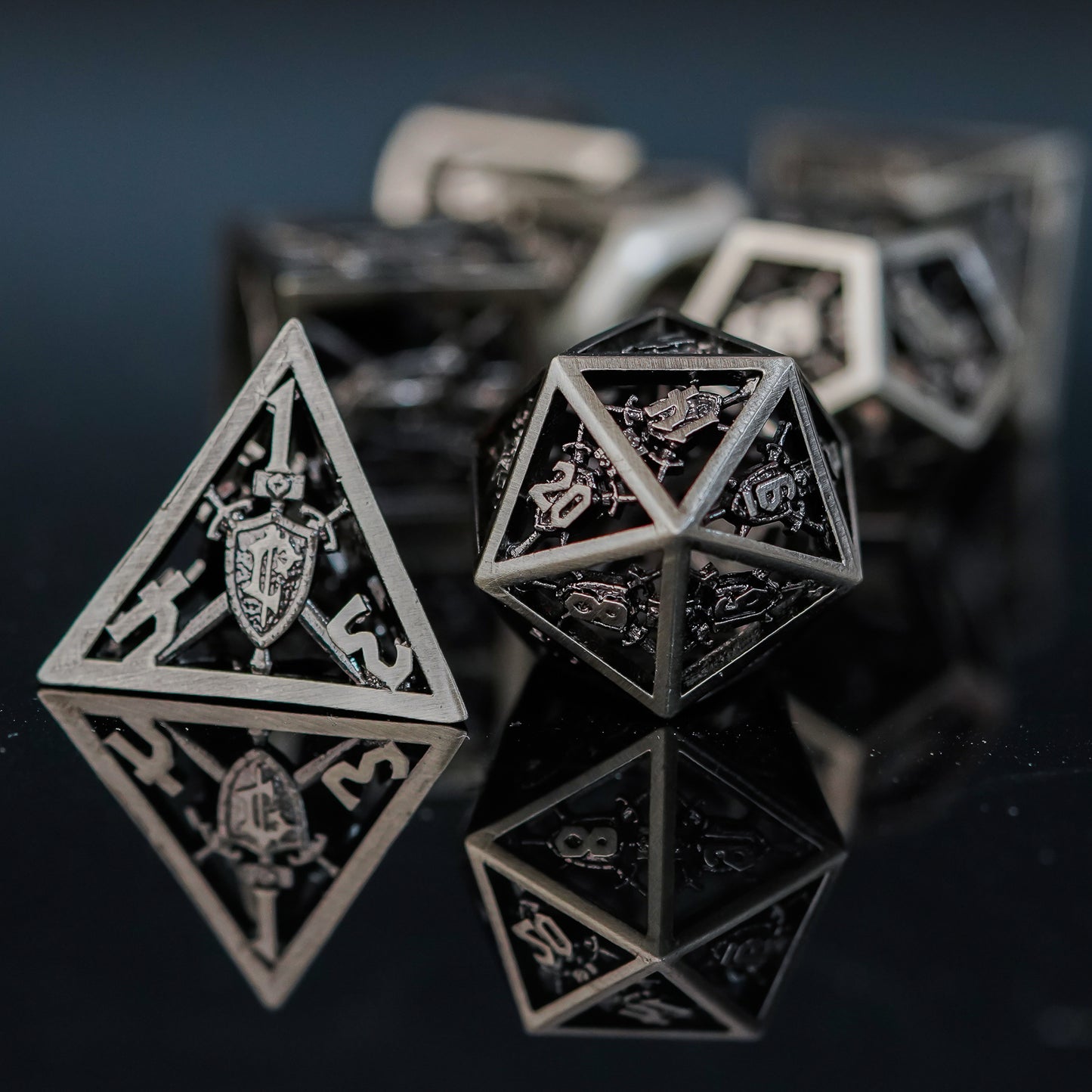 Genvi Metal Dice Retro Hollow Shield (Human Invincible)