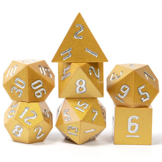 Juego de dados hechos a mano con brillo dorado