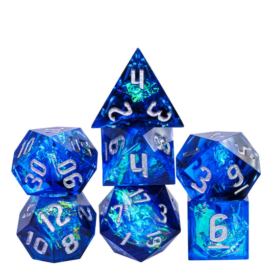 Juego de dados hechos a mano de papel azul brillante